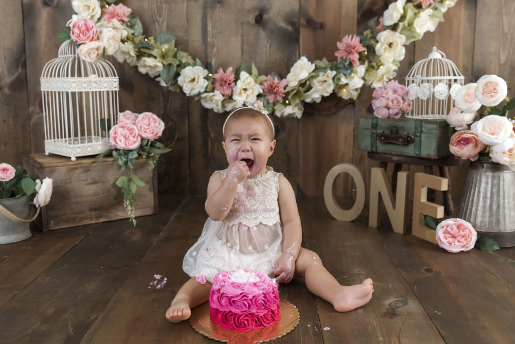 Crying baby 1st birthday cake smash session